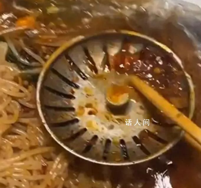 女生点外卖从碗里吃出地漏 对赔偿结果不是很满意